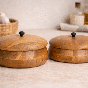 קופסת אחסון מעץ בגוון חום בהיר דבש