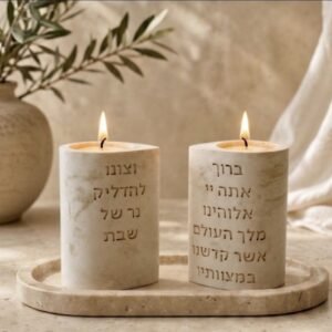 פמוטים עם ברכת הדלקת נרות שבת בהשראת הכרובים.